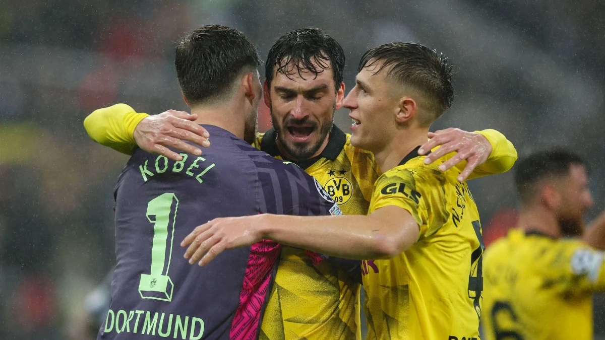 Nico Schlotterbeck, Mats Hummels and Gregor Kobel of Borussia Dortmund celebrate