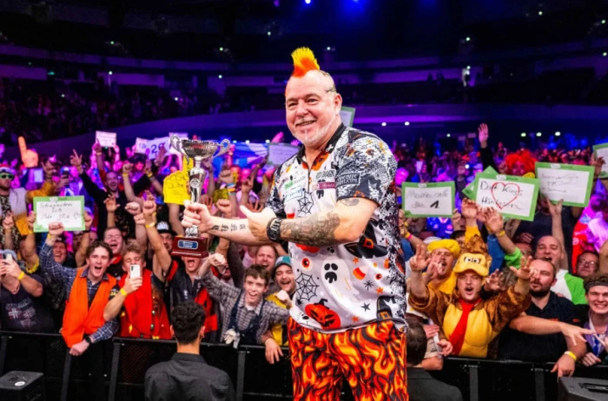 The new European Champion Peter Wright celebrates with the fans - Oct 2023