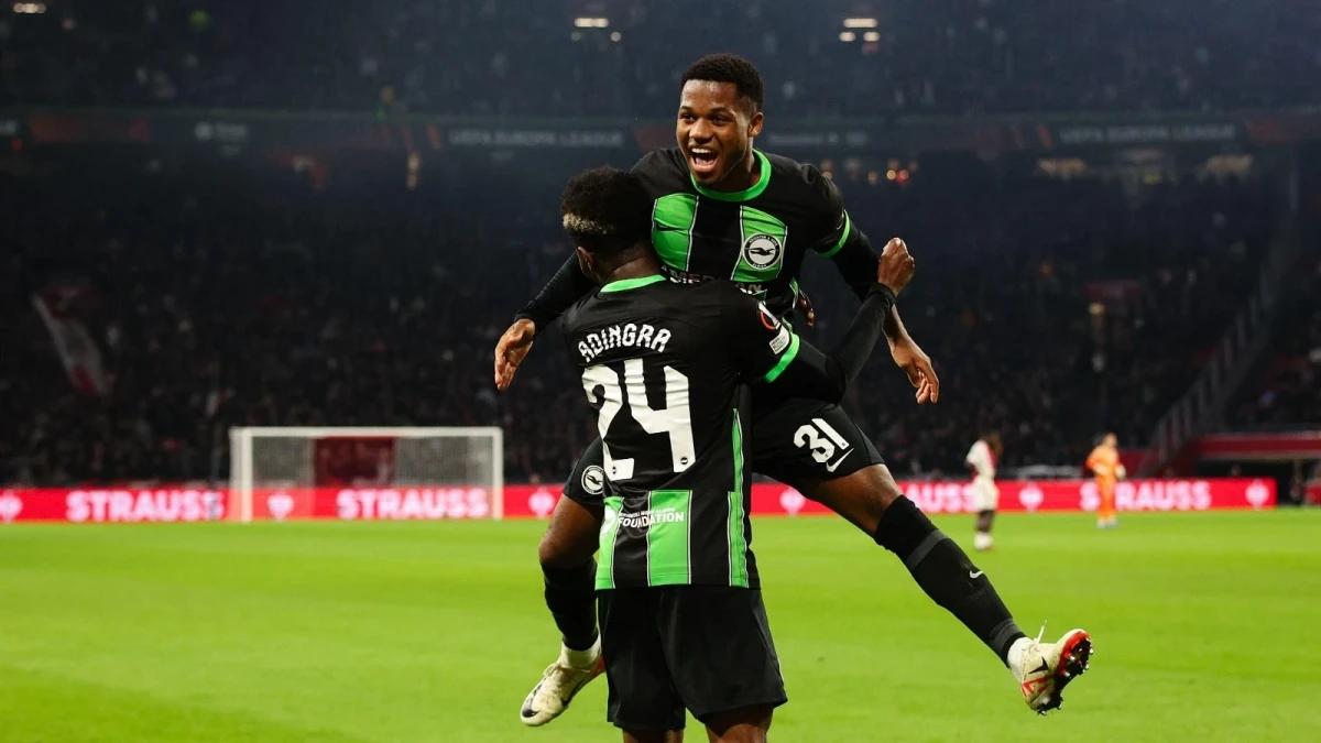 Simon Adinga of Brighton with Ansu Fati