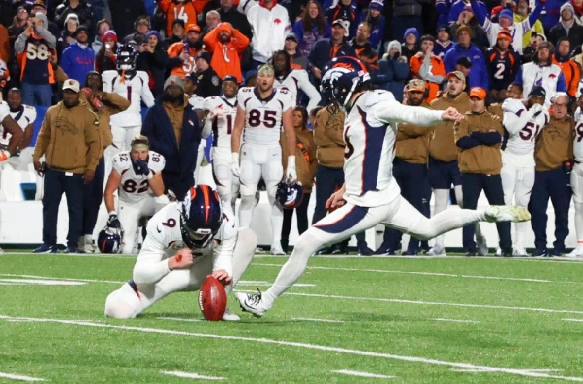 Denver Broncos place kicker Wil Lutz, right, kicks the winning field goal - Nov 2023