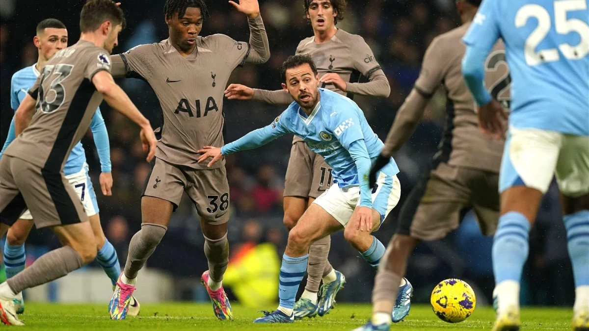 Bernardo Silva of Manchester City in action against Tottenham
