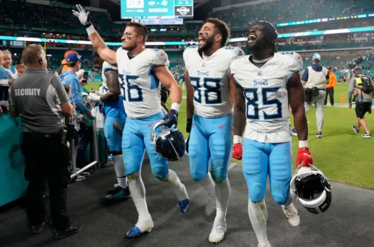 Tennessee Titans tights end Kevin Rader (86), Trevon Wesco (88) and Chigoziem Okonkwo (85) celebrates - Dec 2023