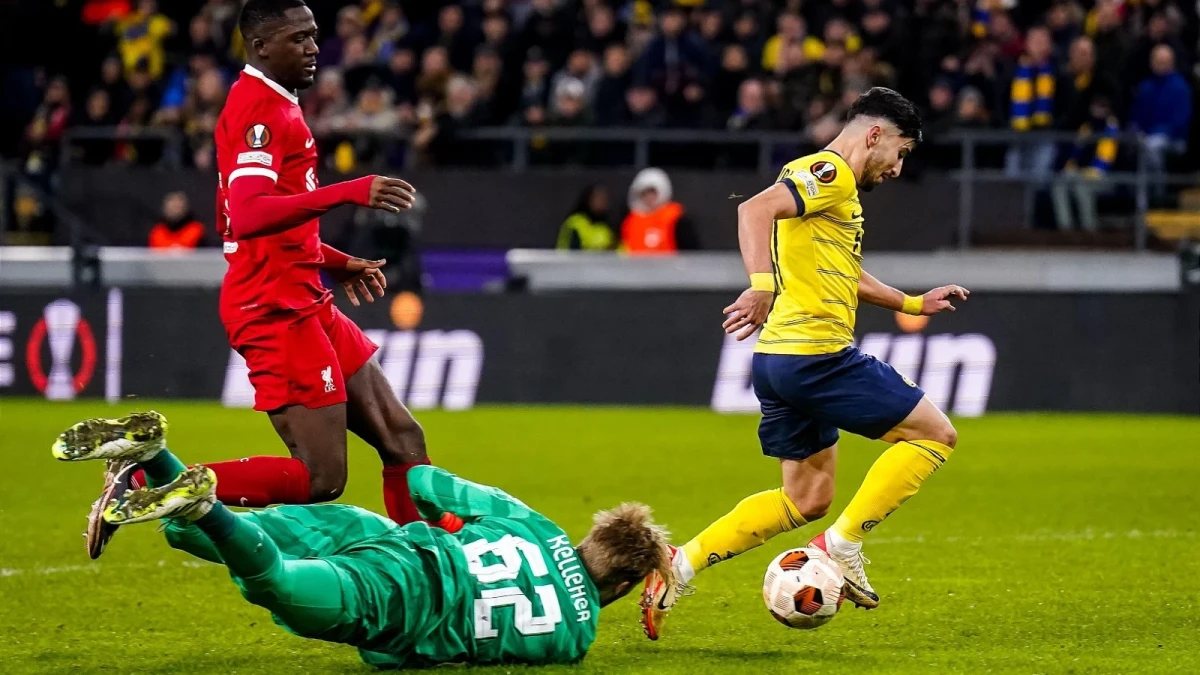 Mohammed Amoura of Union Saint-Gilloise scores