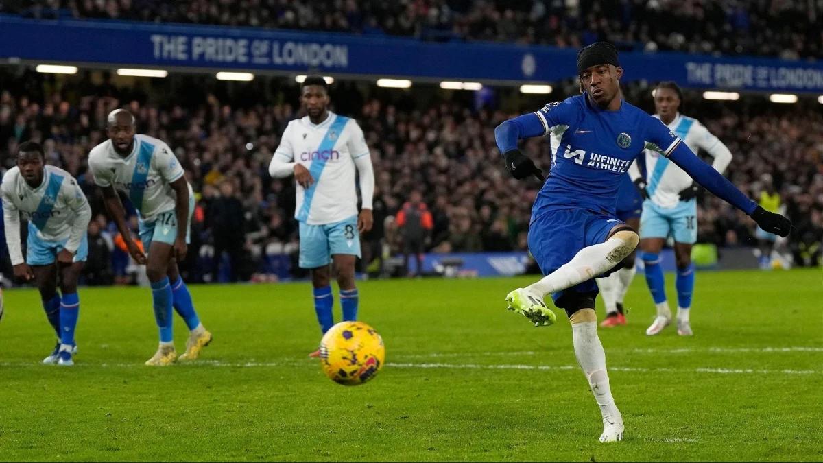 Noni Madueke of Chelsea scores