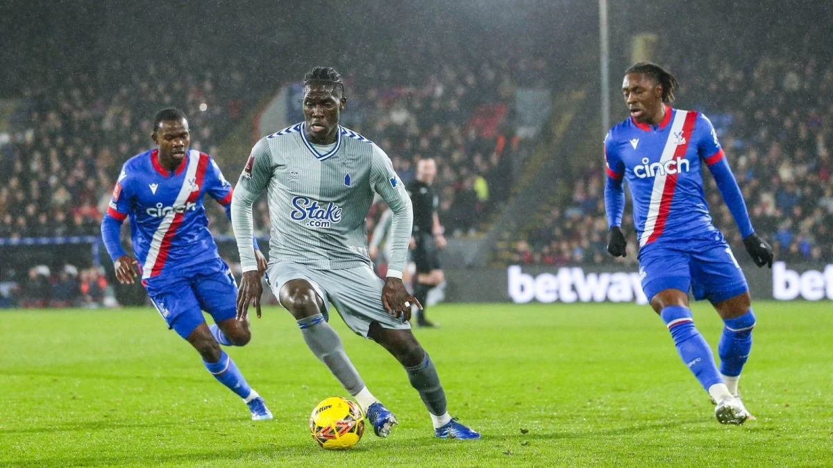 Amadou Onana of Everton and Crystal Palace's Eberechi Eze