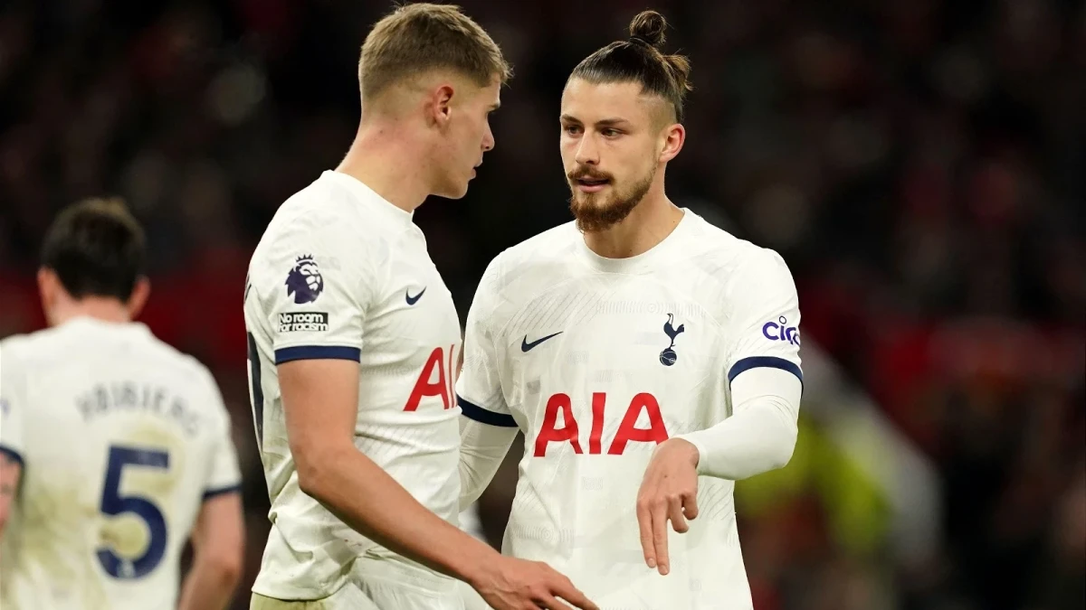 Tottenham's Micky van de Ven and Radu Dragusin