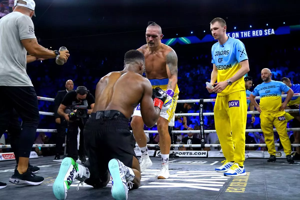Anthony Joshua and Oleksandr Usyk touch gloves