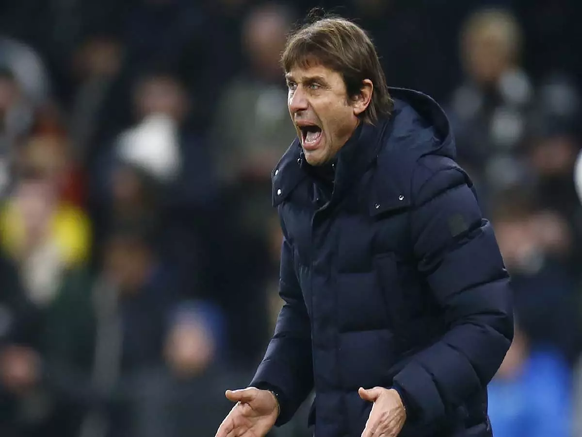 Antonio Conte animated on the touchline