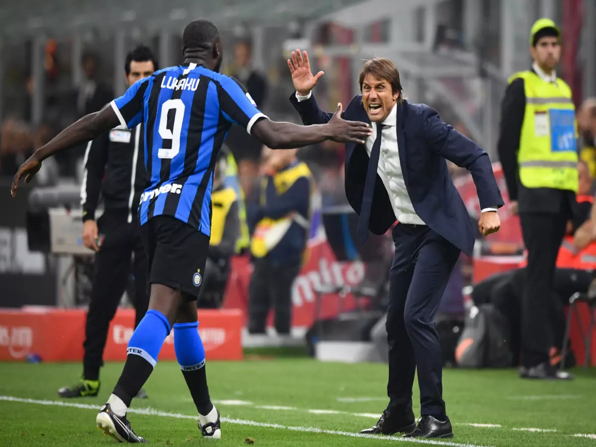Antonio Conte instructs Romelu Lukaku from the sidelines