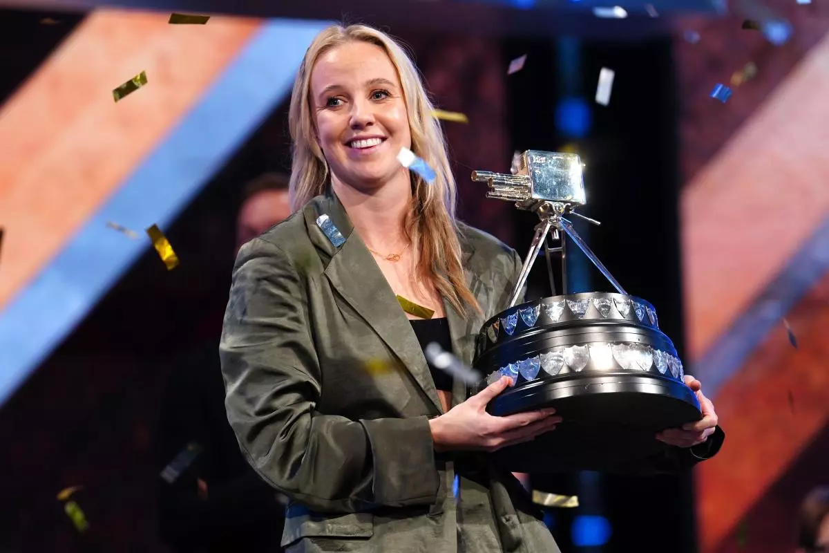Beth Mead poses with The BBC Sports Personality of the Year Award