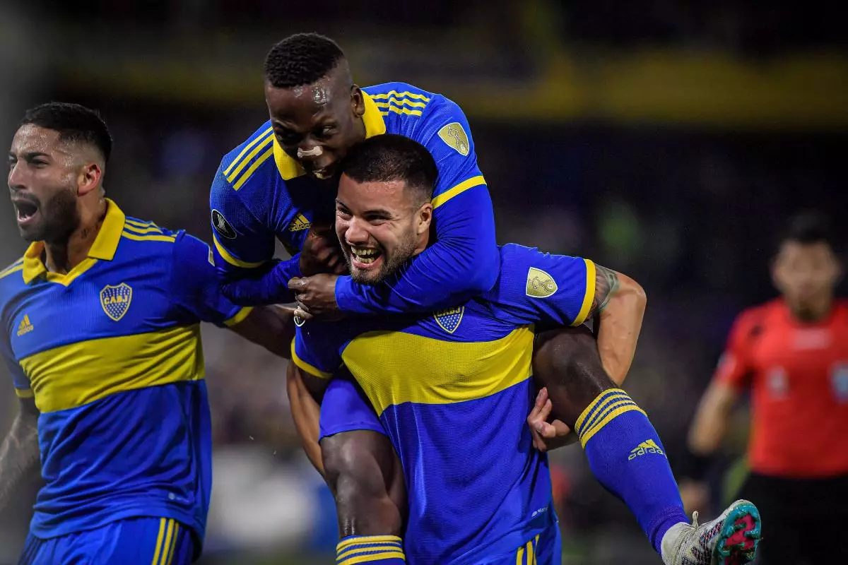 Weigandt scores a goal during Boca Juniors x Colo Colo