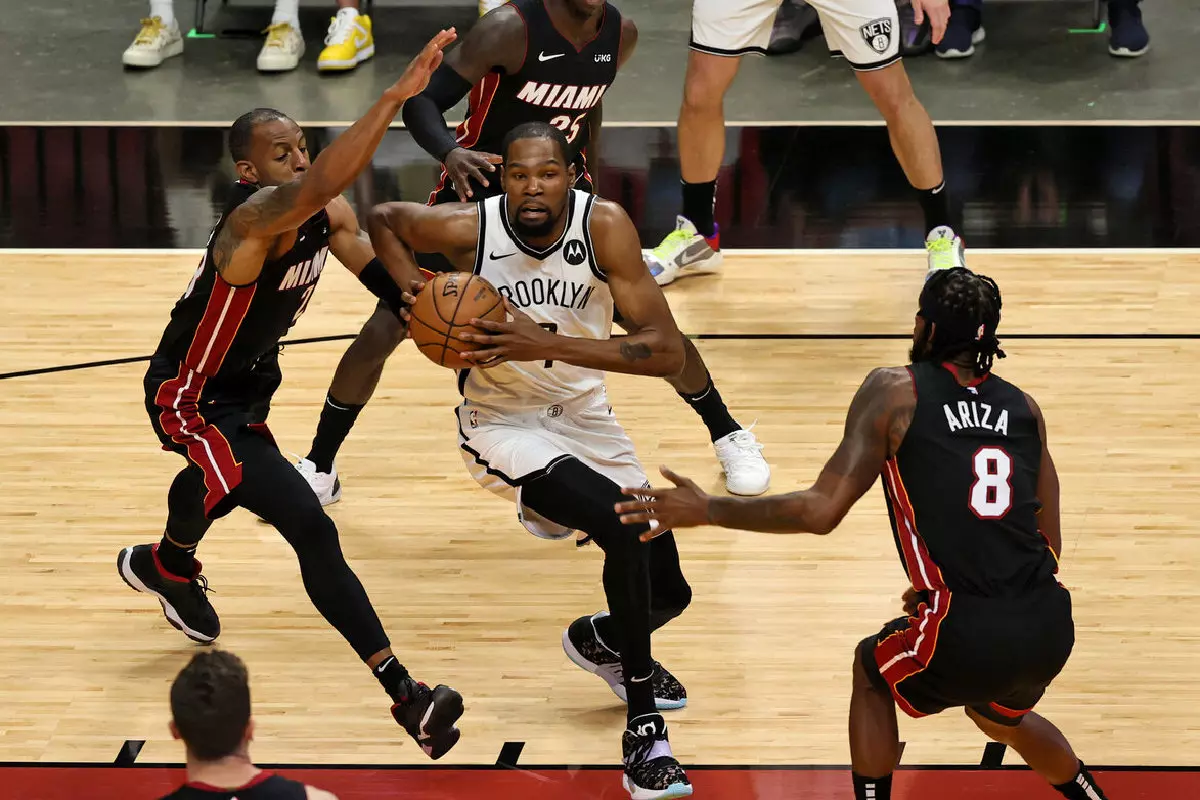 Brooklyn Nets Kevin Durant against Miami Heat forward Andre Iguodala and Trevor Ariza