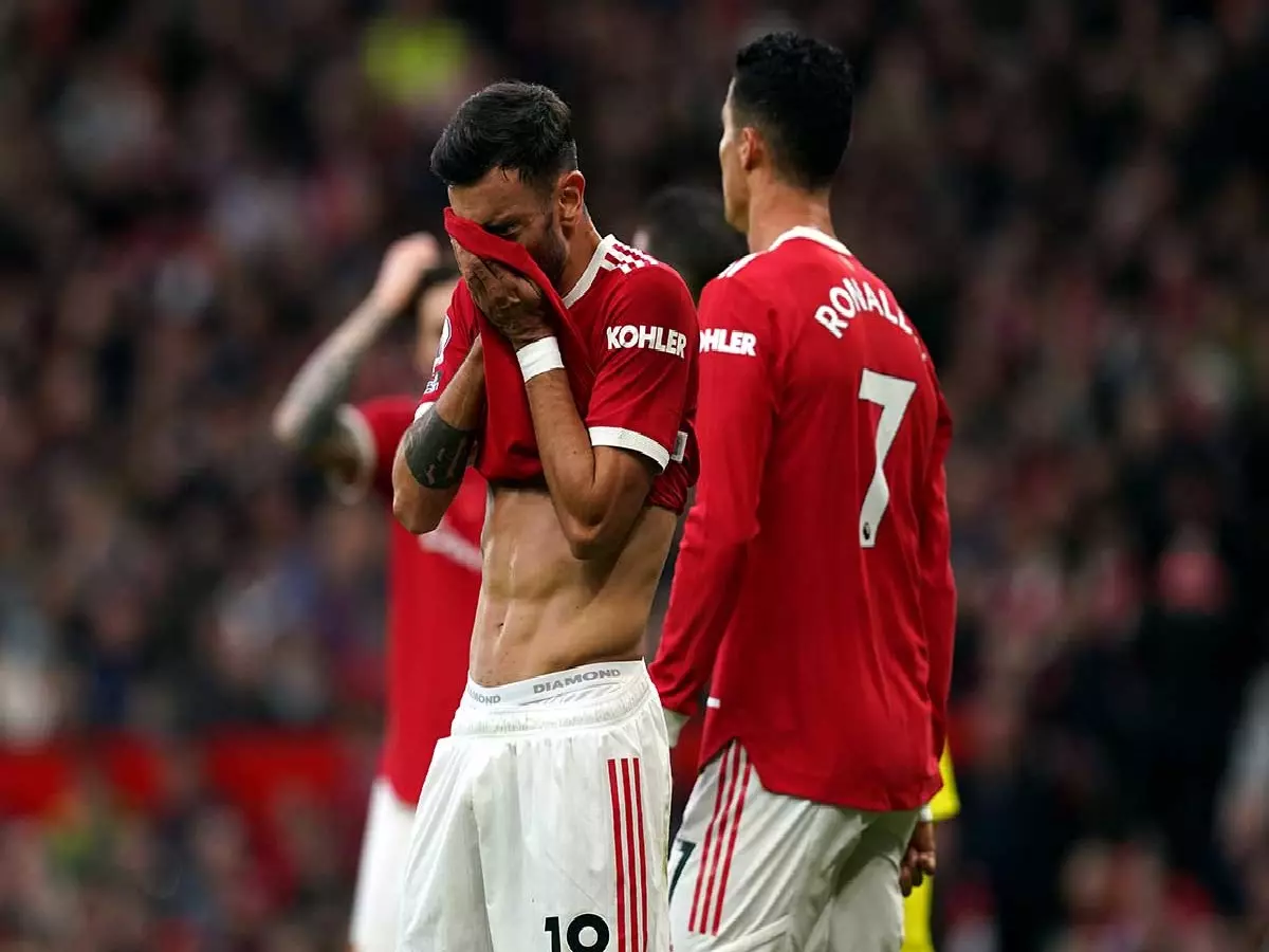 Bruno Fernandes and Cristiano Ronaldo in discussion