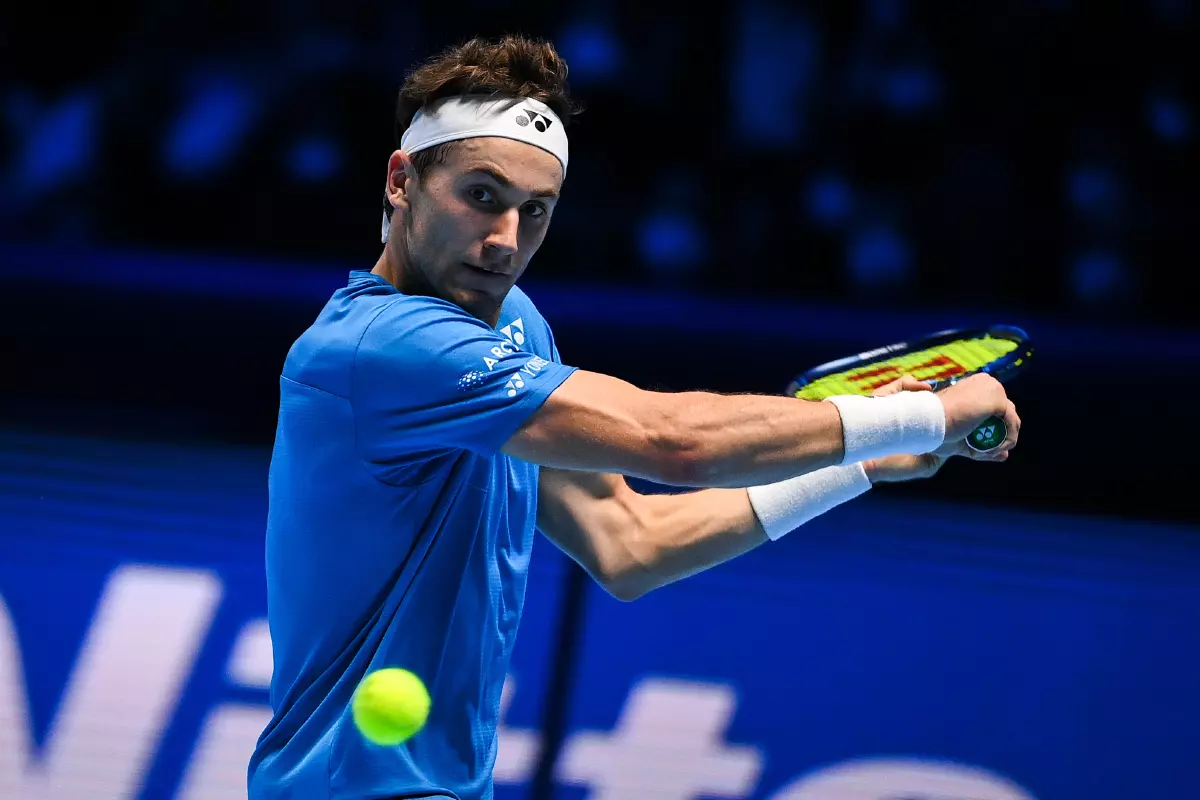 Casper Ruud in action against Daniil Medvedev