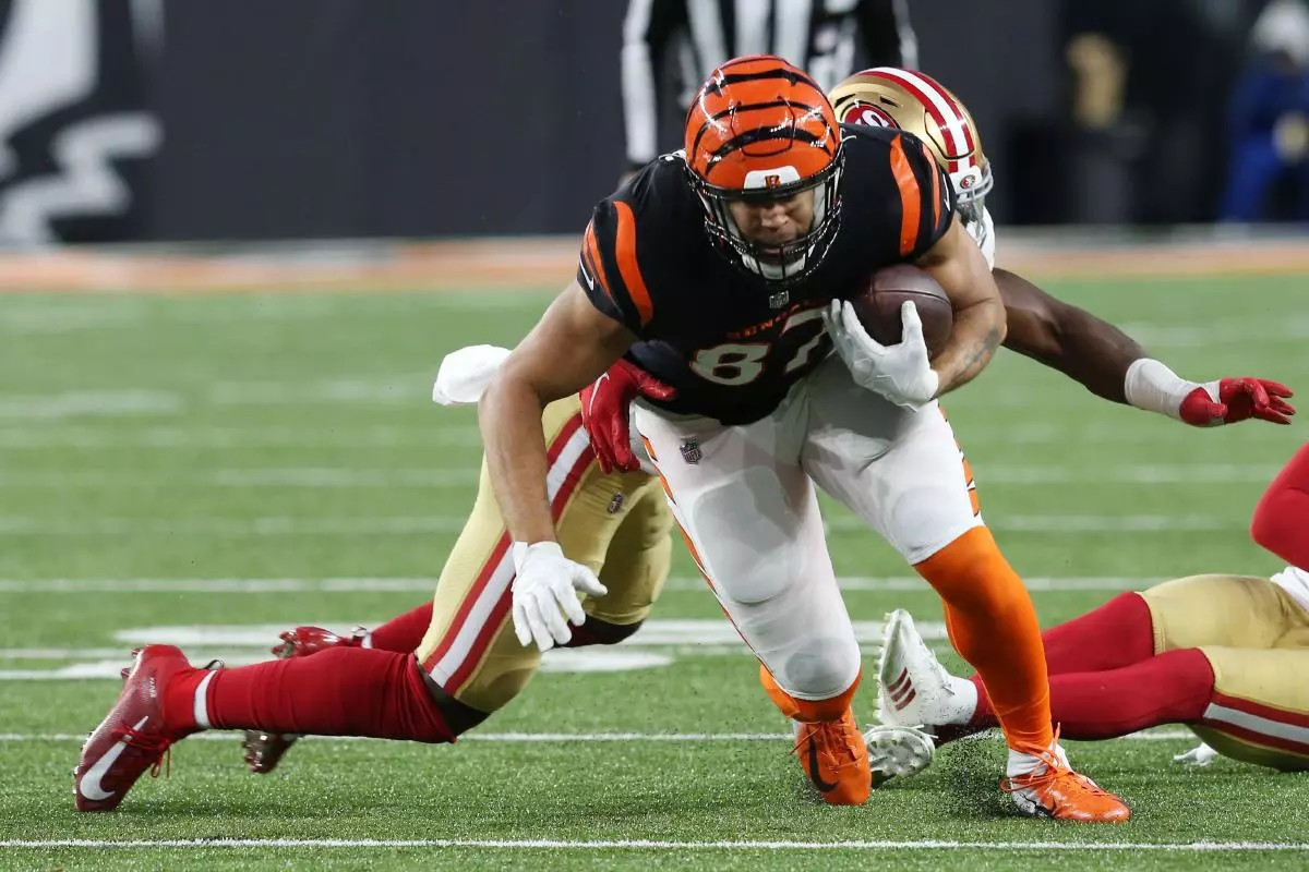Cincinnati Bengals tight end CJ Uzomah fights to break free from San Francisco 49ers Azeez Al-Shaair - Dec 2021