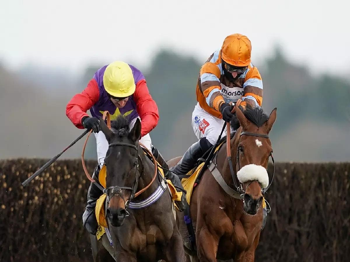 Dashel Drasher (left; Matt Griffiths) and Master Tommytucker (Daryl Jacob) fight out the 2021 Ascot Chase