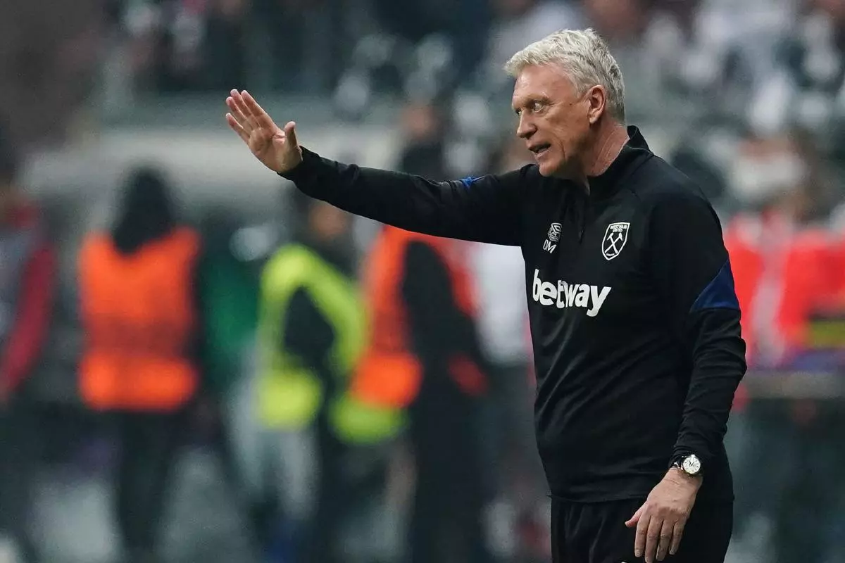 David Moyes signals for West Ham in Europa League