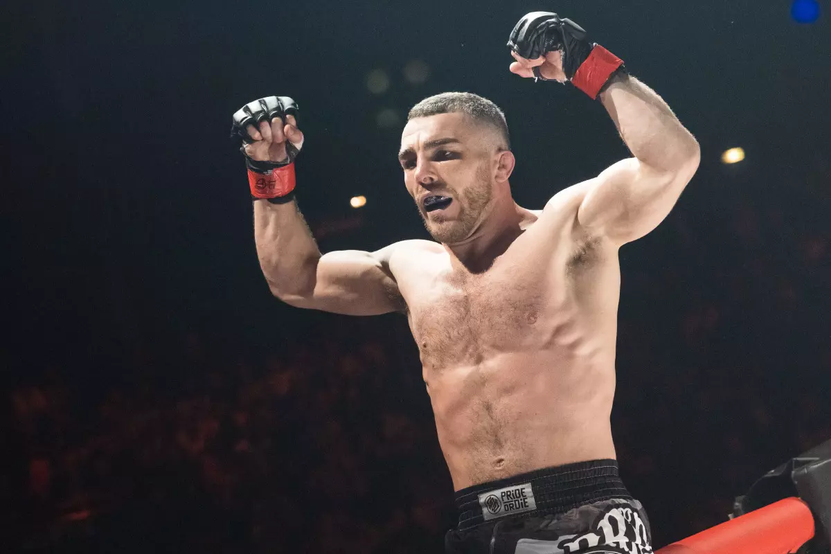 Dean Garnett in action at HEXAGONE MMA 6