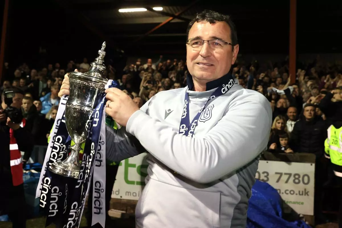 Dundee manaer Gary Bowyer celebrates with the trophy