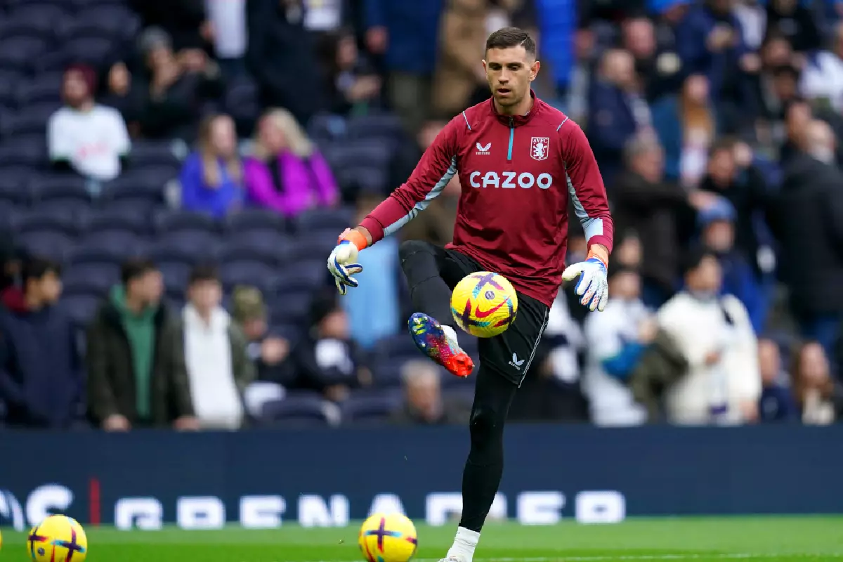 Emiliano Martinez warms up against Tottenham Jan 2023