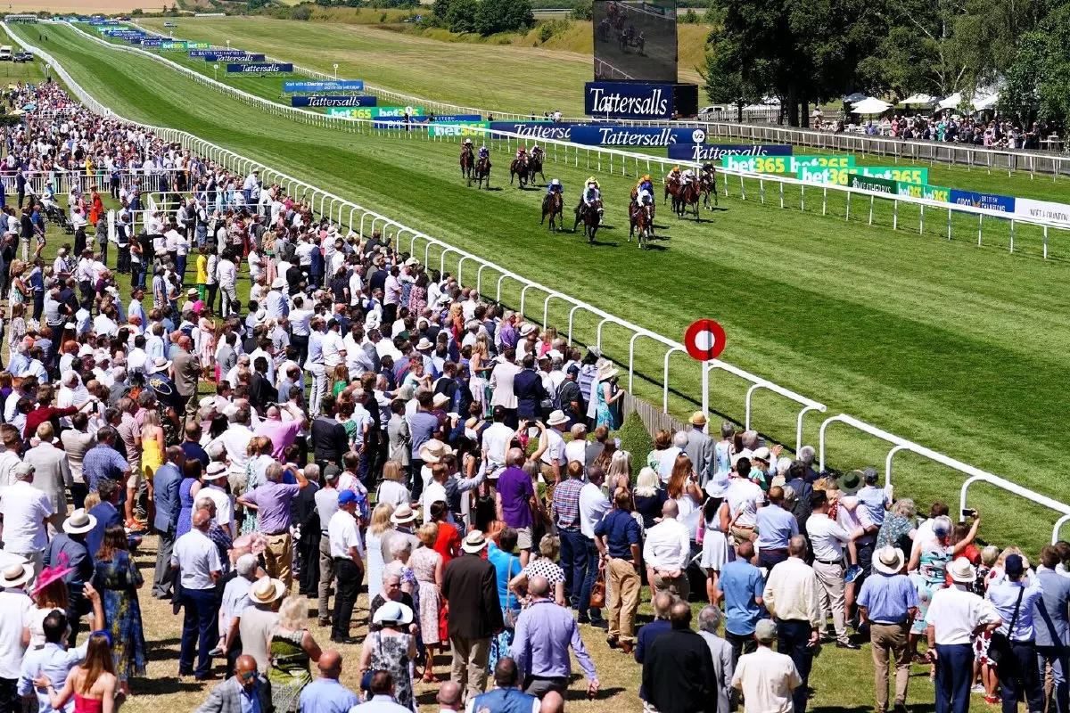 Epictetus wins at Newmarket racecourse