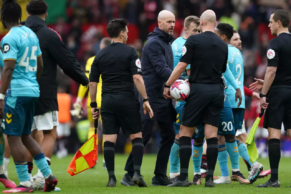 Erik Ten Hag speaks to officials March 2023