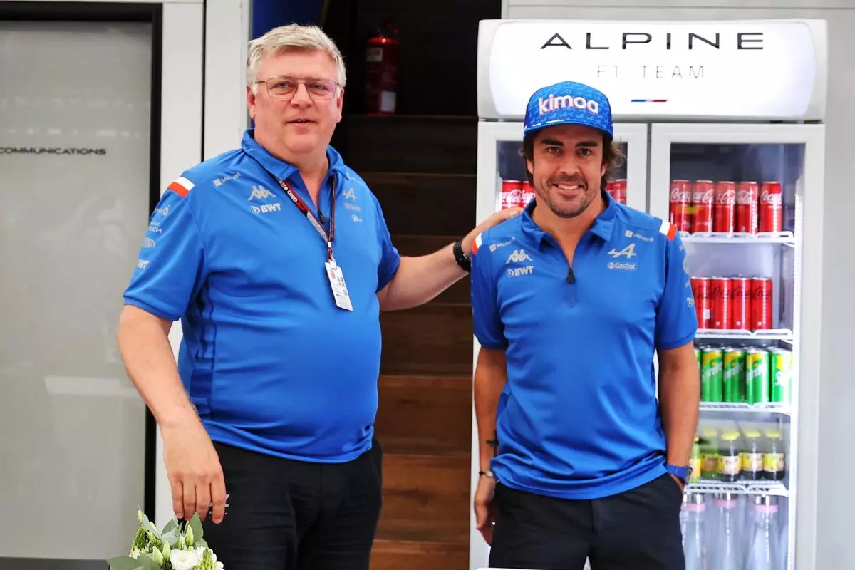 Fernando Alonso (ESP) Alpine F1 Team celebrates his birthday with Otmar Szafnauer