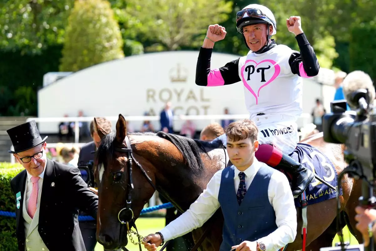 Frankie Dettori wins on Porta Fortuna