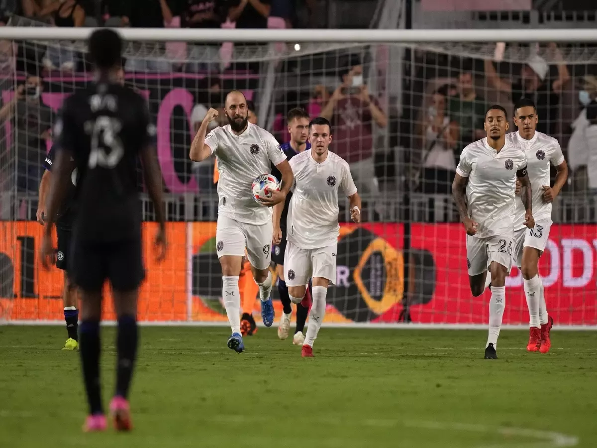 Gonzalo Higuain celebrates scoring for Inter Miami with his teammates, MLS, 2021