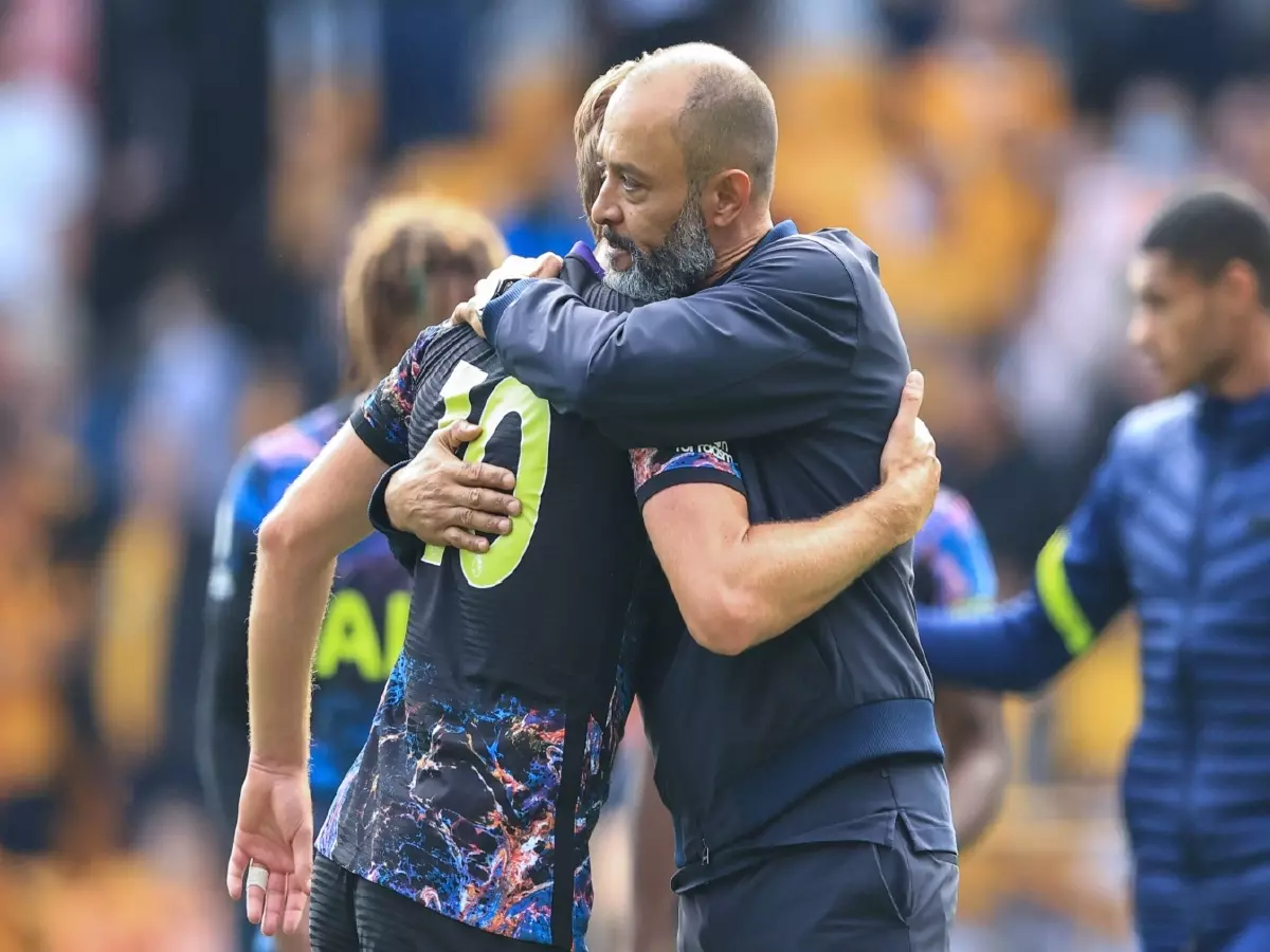 Nuno Espirito Santo embraces Harry Kane after Tottenham's match with Wolves