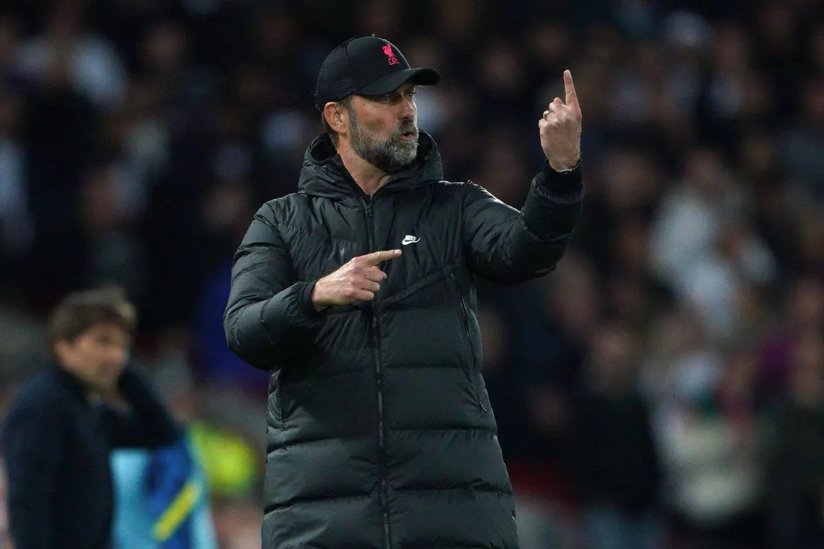Jurgen Klopp issues instructions to Liverpool players