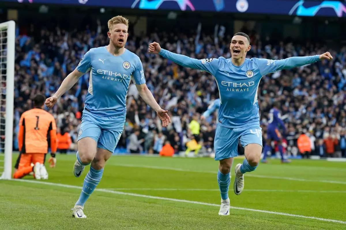 Kevin De Bruyne of Manchester City (L) celebrates with Phil Foden of Manchester City