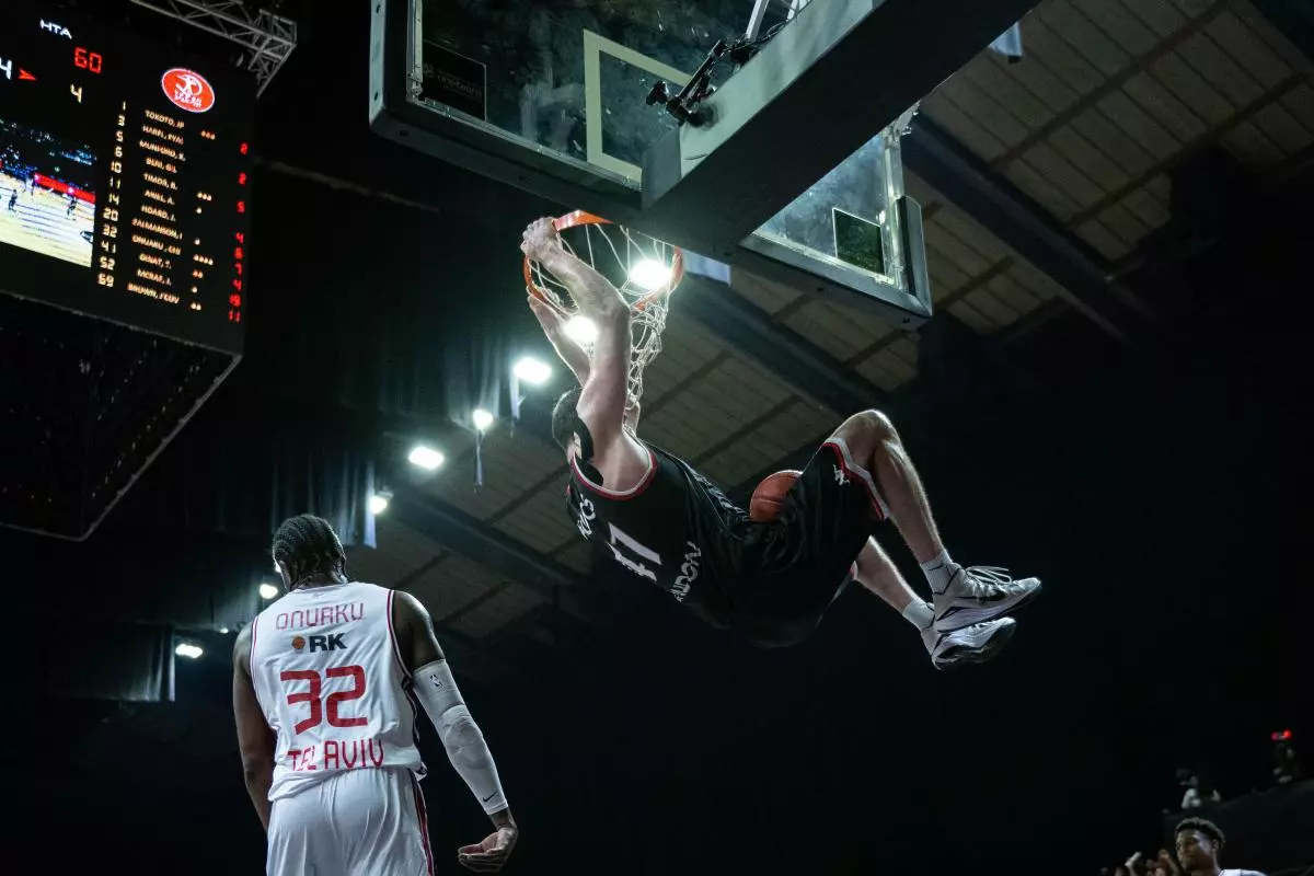 Kosta Koufos of London Lions slam dunk during the EuroCup match between London Lions and Hapoel Tel Aviv - March 2023