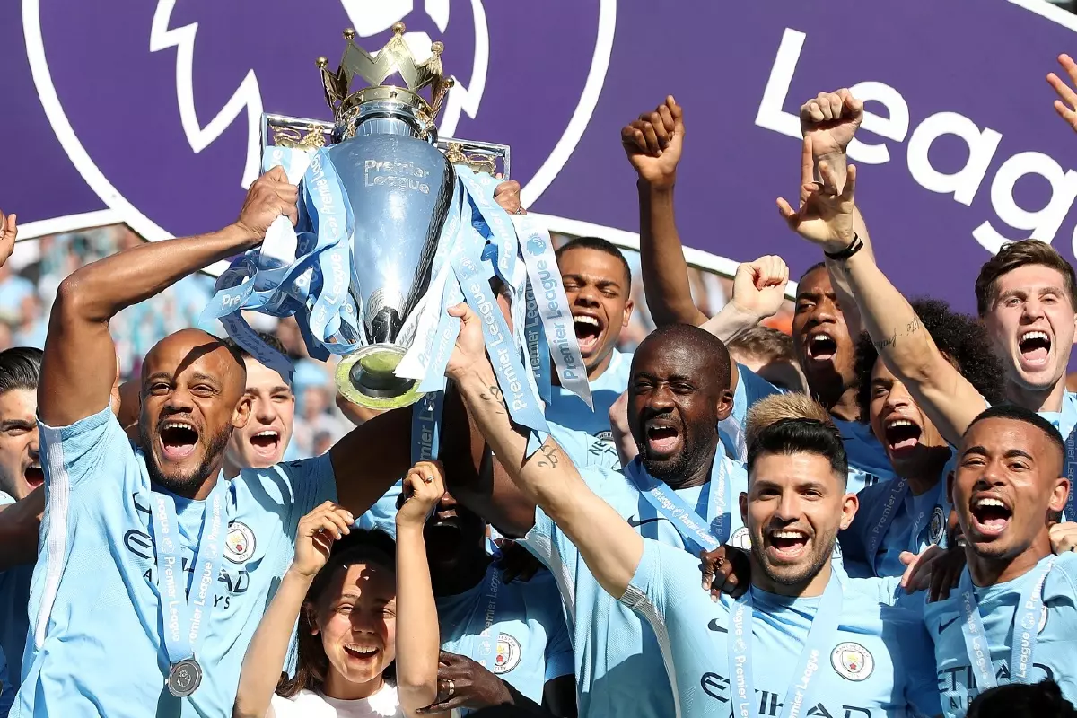 Manchester City lift the Premier League trophy as champions in 2017/18