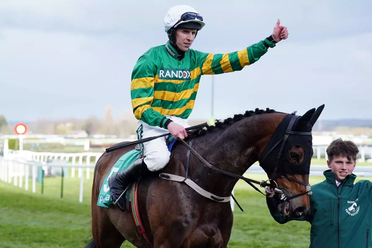 Mark Walsh wins Maghull Novices Chase on Gentleman De Mee