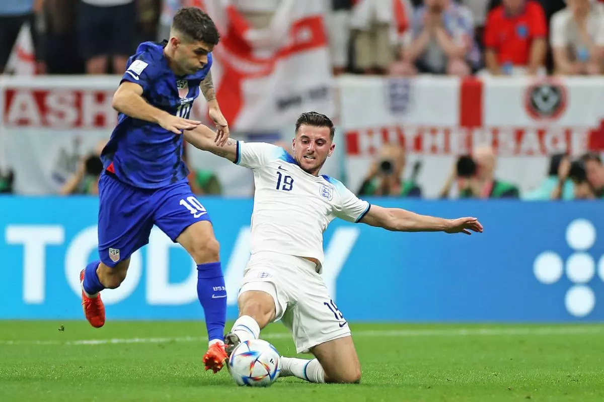 Mason Mount of England challenges with Christian Pulisic