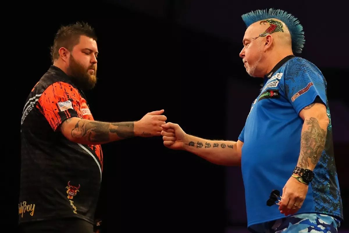 Michael Smith plays against Peter Wright