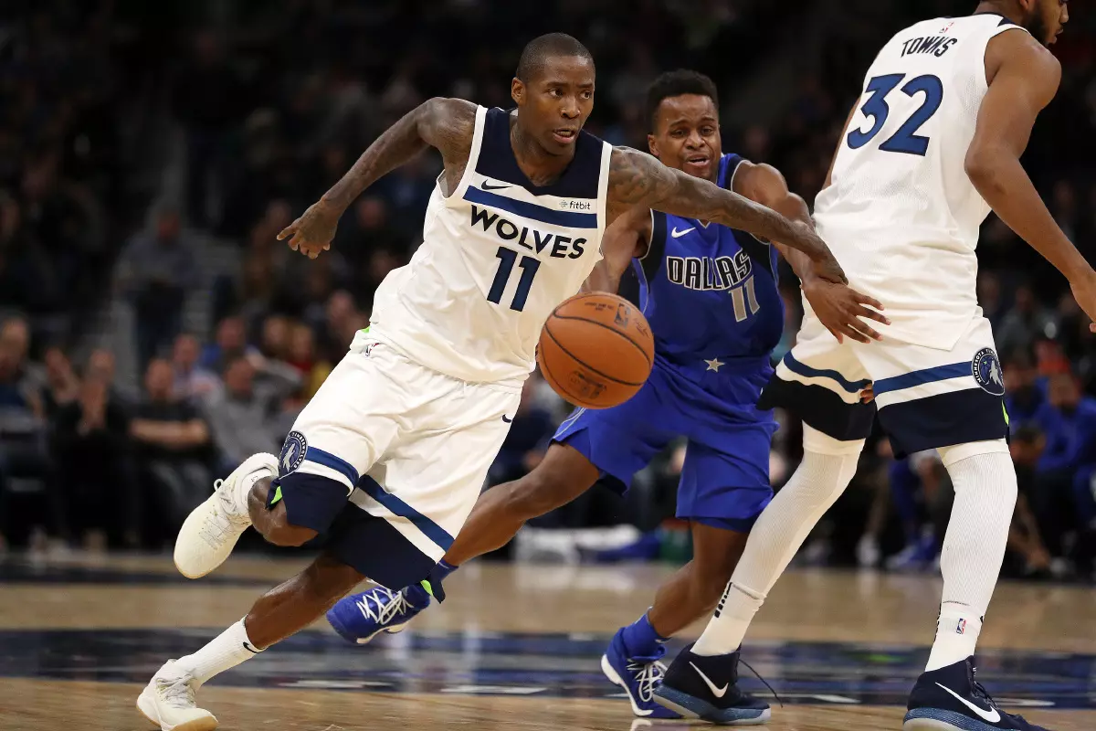 The Minnesota Timberwolves' Jamal Crawford (11) drives to the basket