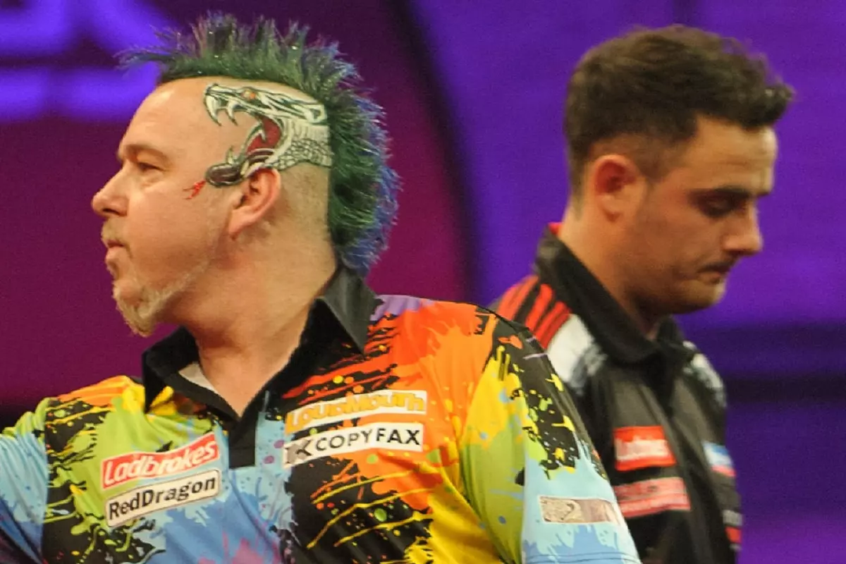 Peter Wright in action against Joe Cullen