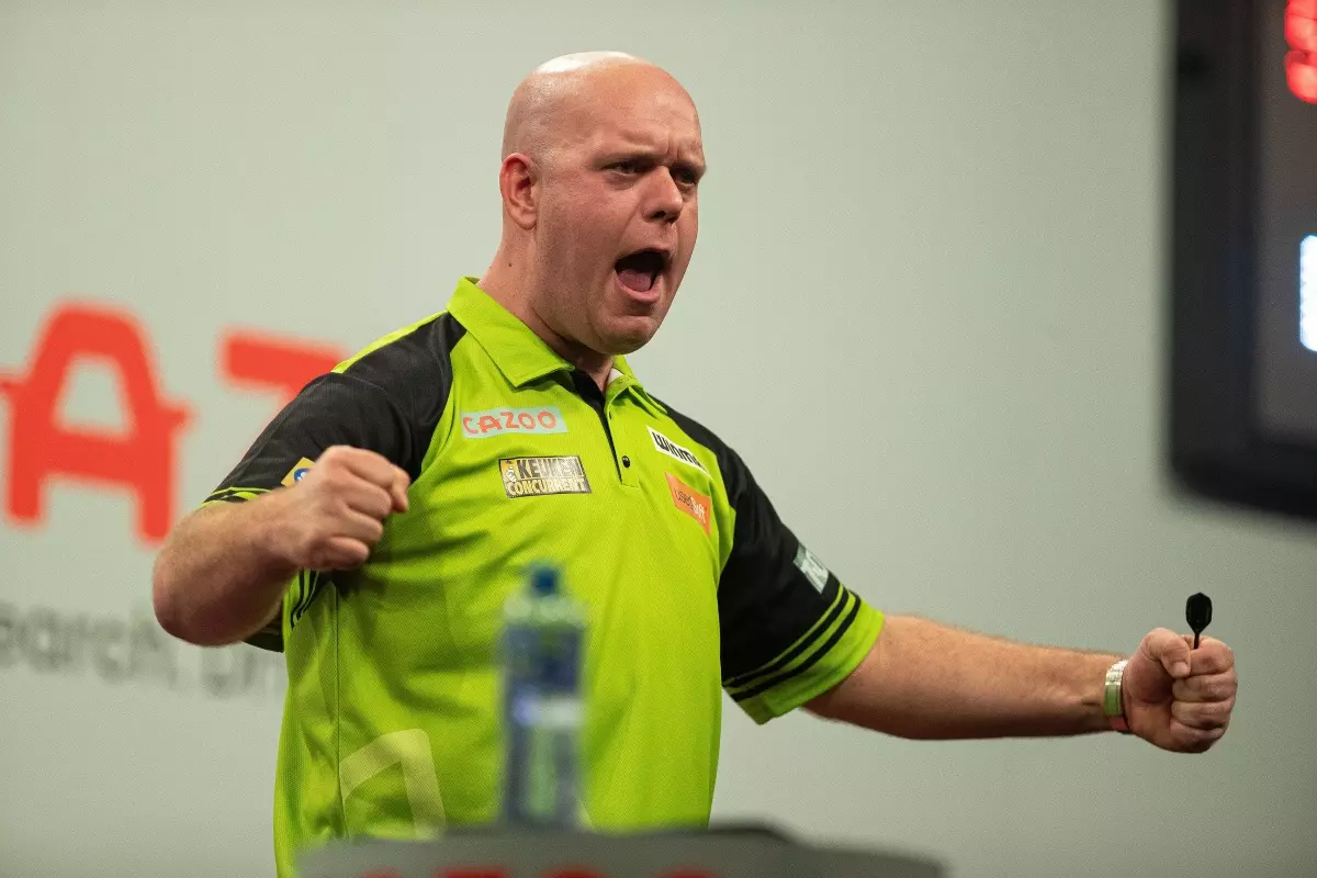 Raymond van Gerwen advances in the Cazoo Grand Slam of Darts