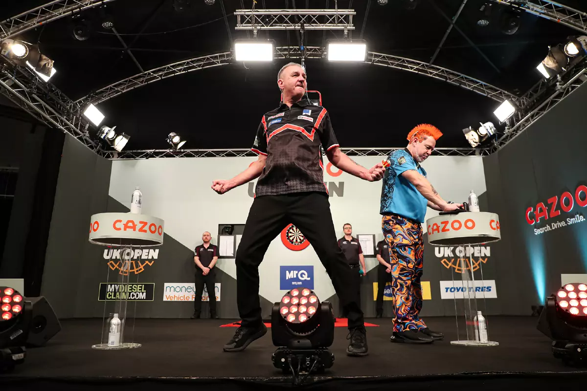 Richie Burnett beat Peter Wright at the Cazoo UK Open - March 2023