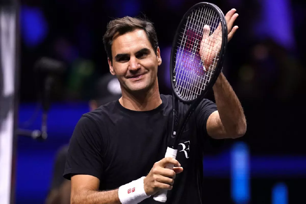 Roger Federer waves to the crowd - Sep 2022