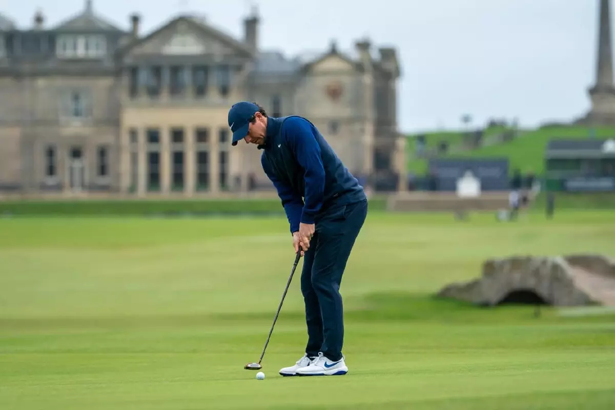 Rory McIlroy putts at St Andrews