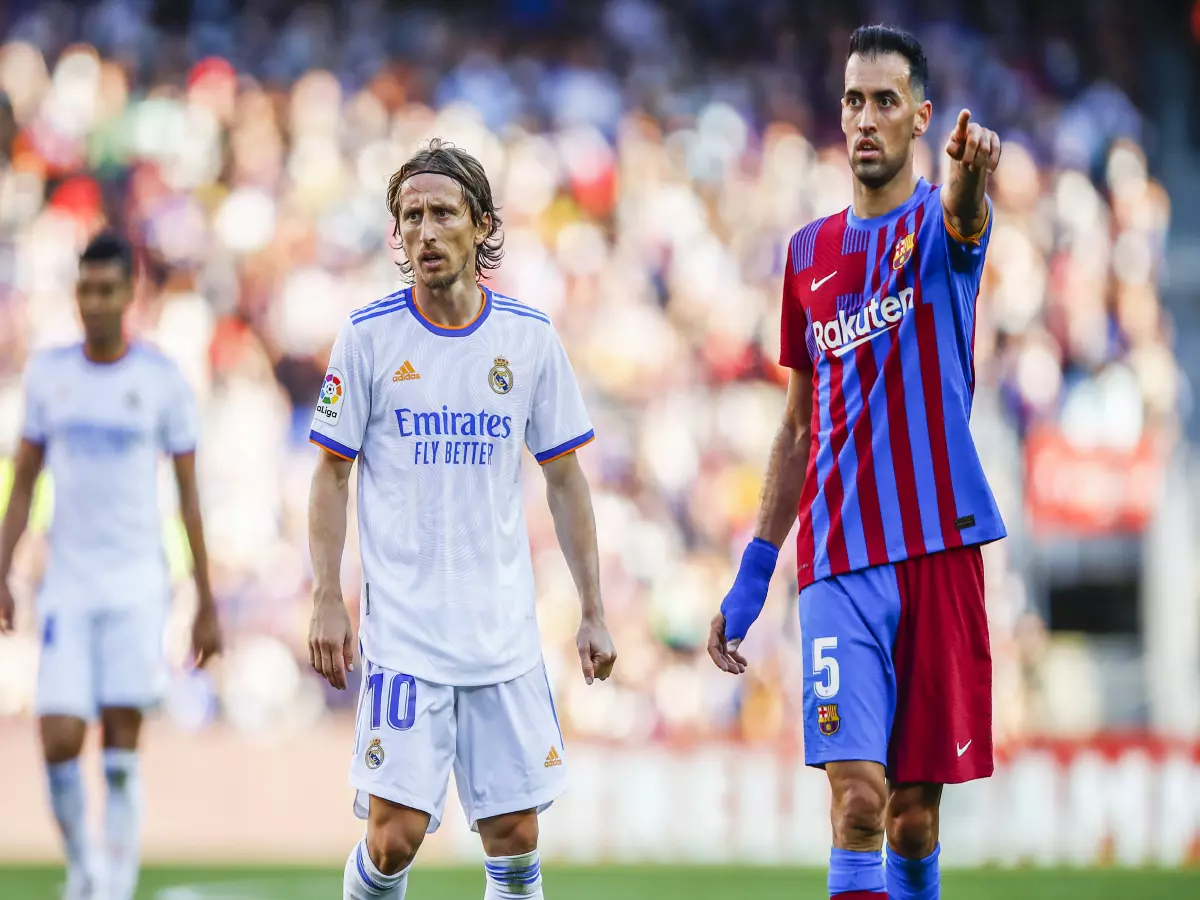 Sergio Busquets of FC Barcelona 10 Luka Modric of Real Madrid during the La Liga Santader match between FC Barcelona and Real Madrid at Camp Nou Stadium on October 24, 2021