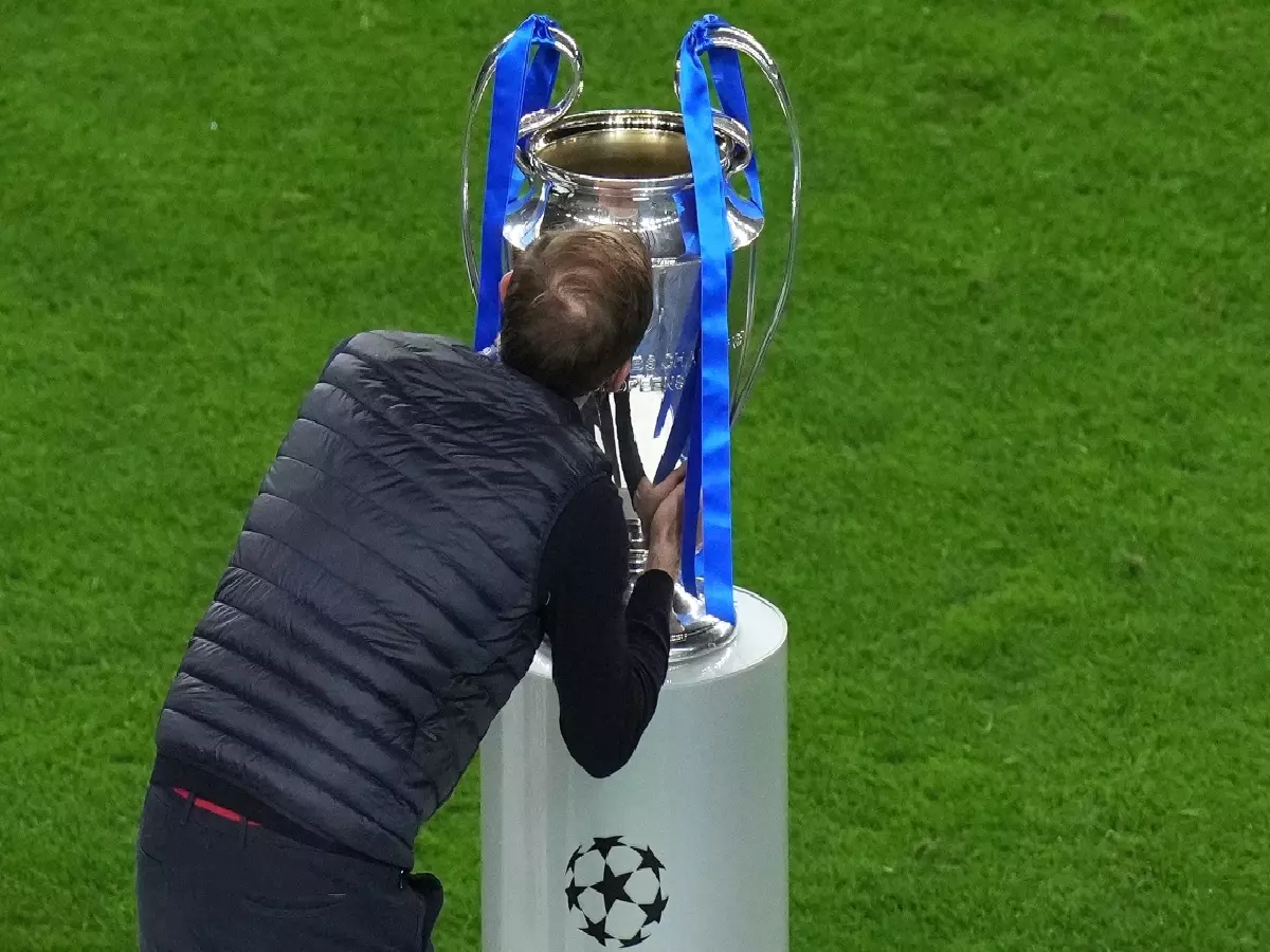 Thomas Tuchel Chelsea Champions League trophy kiss May 2021