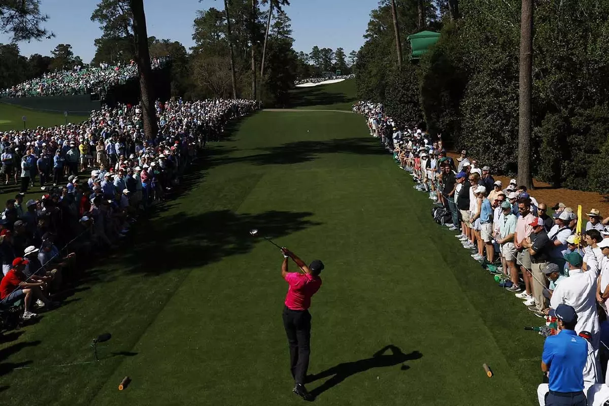Tiger Woods tees off at Masters 18th hole Augusta