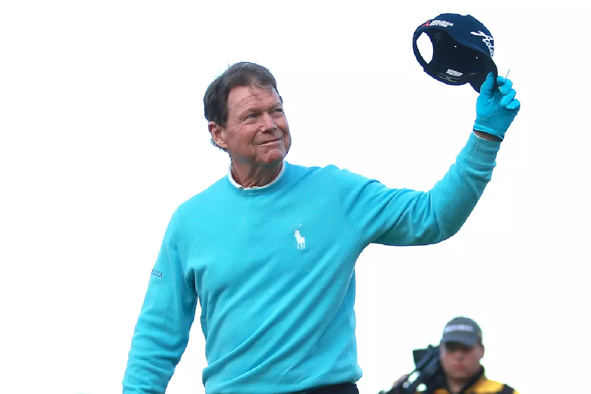 Tom Watson waves to the crowd