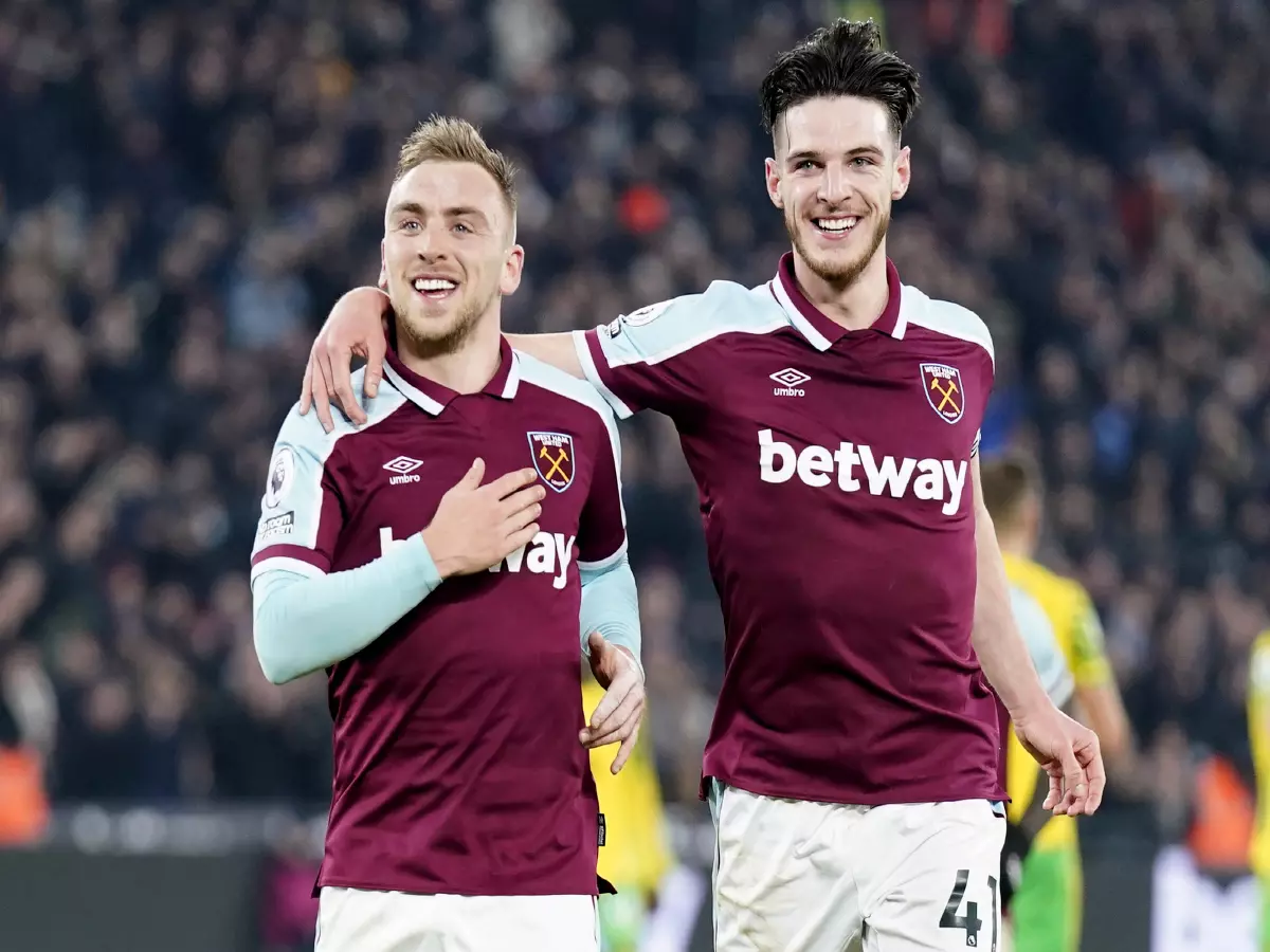 West Ham United's Jarrod Bowen (left) celebrates scoring the second goal with Declan Rice (right) during the Premier League match at the London Stadium, London. Picture date: Wednesday Januar