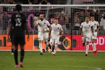 Gonzalo Higuain celebrates scoring for Inter Miami with his teammates, MLS, 2021