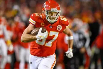 Kansas City Chiefs tight end Travis Kelce (87) scores a touchdown